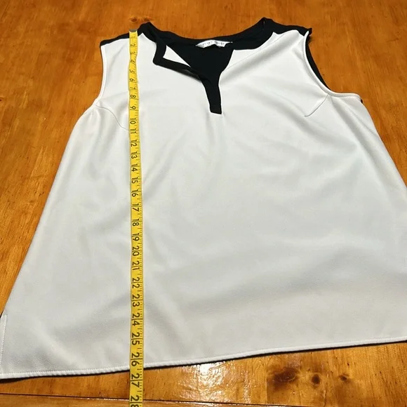 Peter Nygard Classic White Black V Neck Sleeveless Top - Picture 5 of 9